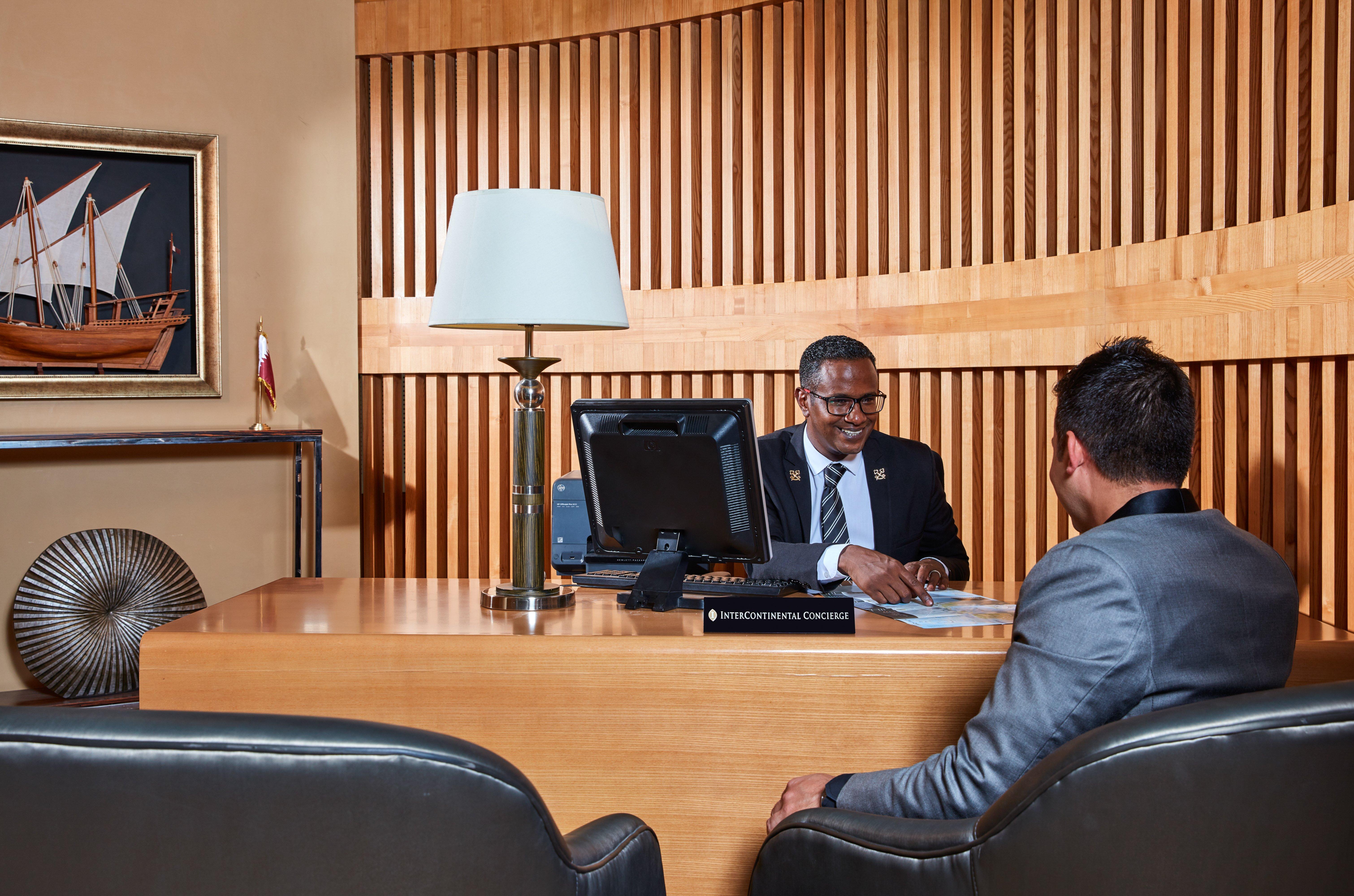 Intercontinental Doha The City By Ihg Esterno foto A bank teller at work