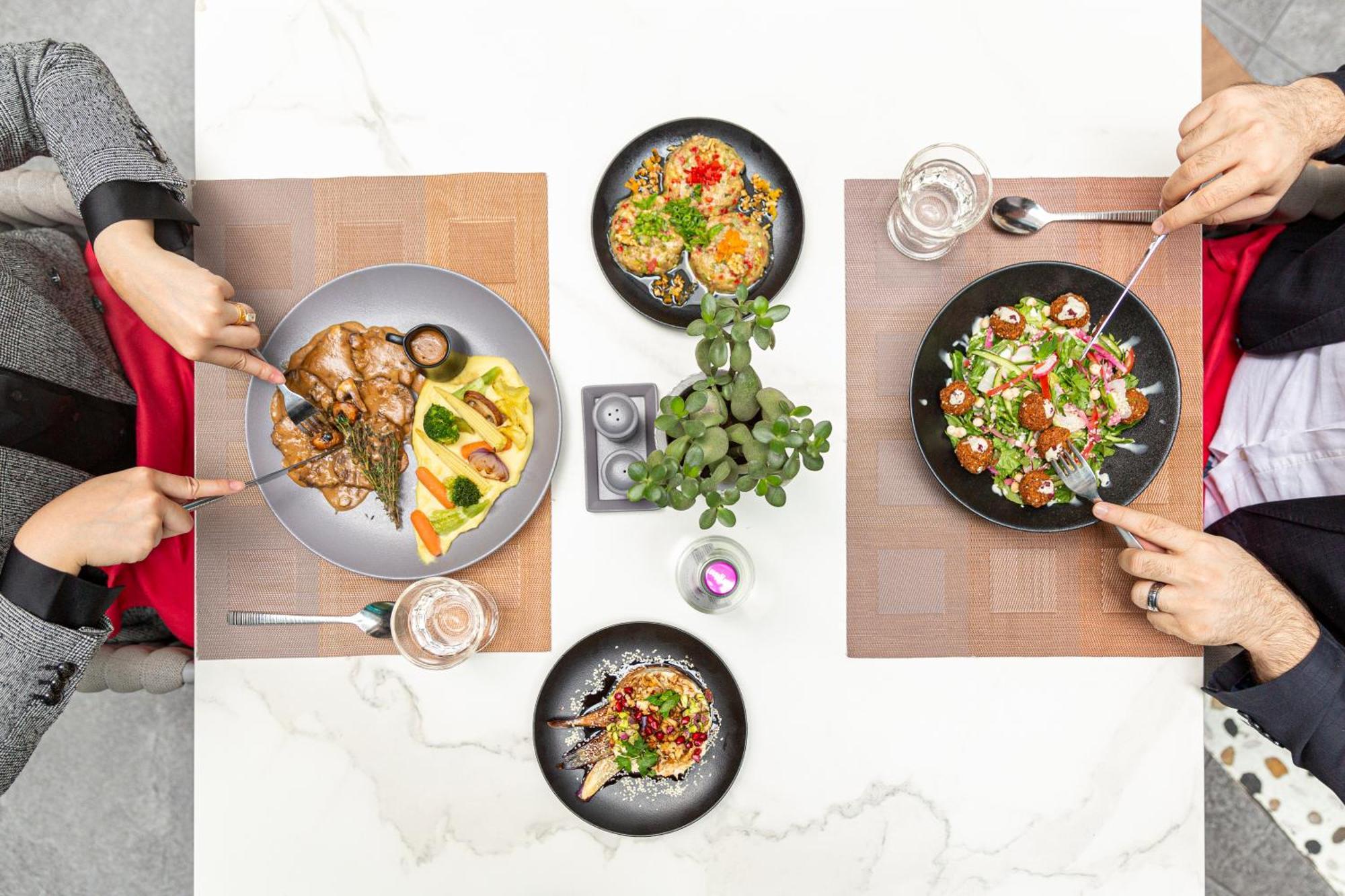Intercontinental Doha The City By Ihg Esterno foto A selection of dishes at the restaurant