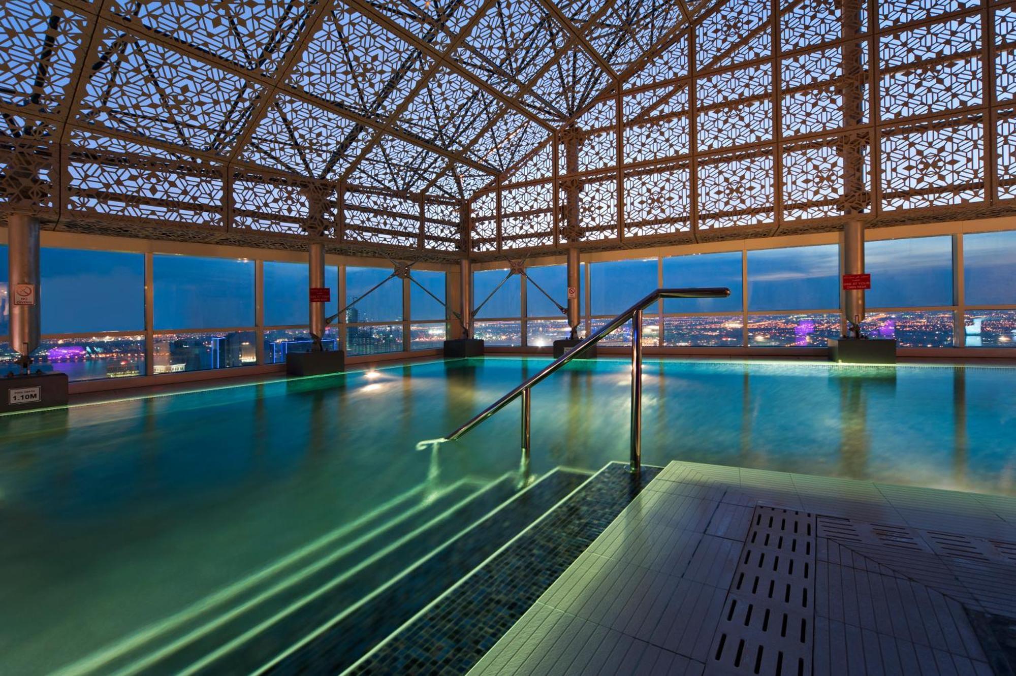 Intercontinental Doha The City By Ihg Esterno foto The pool at the 360° Sky Lounge